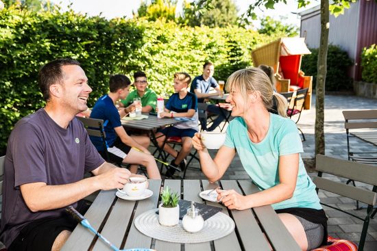 Galerie - Paar im Biergarten trinken Kaffee