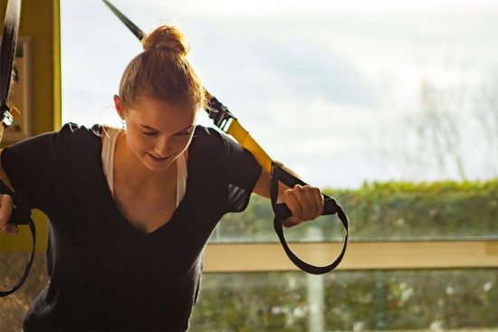 Frau macht Sporttraining